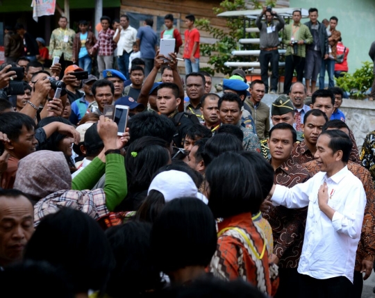 Kunjungi relokasi Sinabung, Jokowi merakyat dengan pengungsi