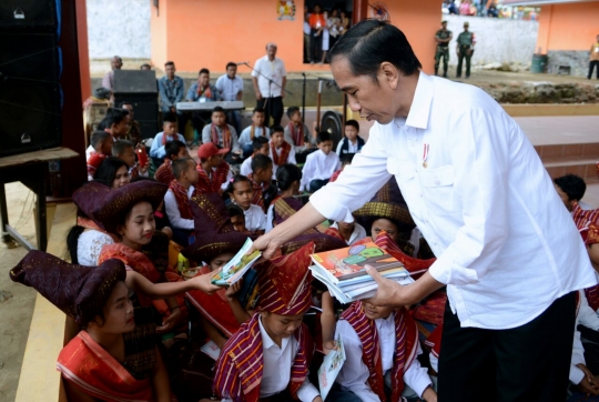 Kunjungi relokasi Sinabung, Jokowi merakyat dengan pengungsi