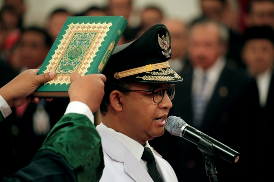 Wajah semringah Anies-Sandi saat dilantik Jokowi