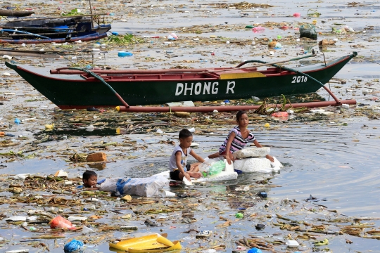 Potret anak-anak mencari botol plastik di tengah kotornya Teluk Manila