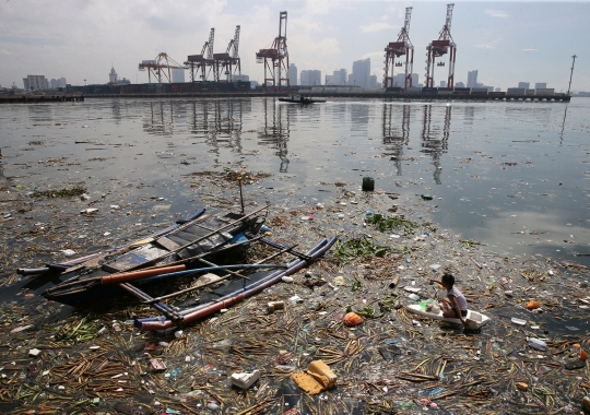 Potret anak-anak mencari botol plastik di tengah kotornya Teluk Manila