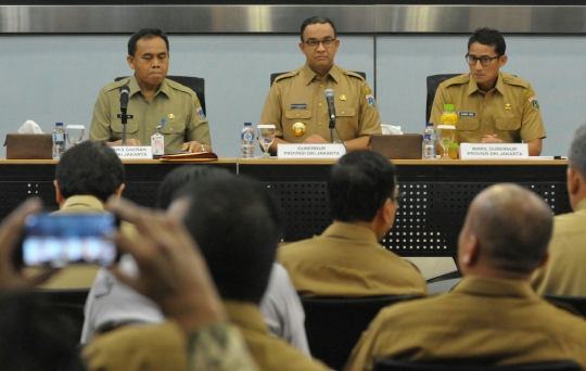 Mengikuti hari pertama kerja Anies-Sandi di Balai Kota