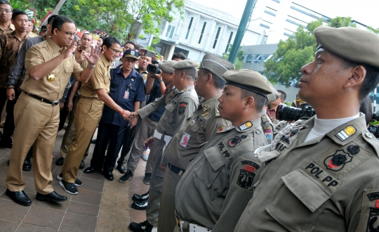 Mengikuti hari pertama kerja Anies-Sandi di Balai Kota