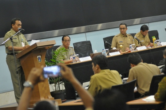 Mengikuti hari pertama kerja Anies-Sandi di Balai Kota