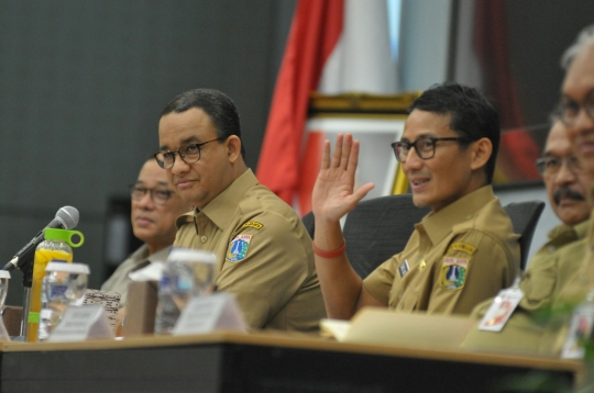 Mengikuti hari pertama kerja Anies-Sandi di Balai Kota