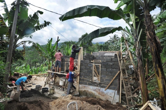 Gotong-royong warga membangun rumah kakek miskin