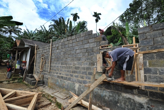 Gotong-royong warga membangun rumah kakek miskin