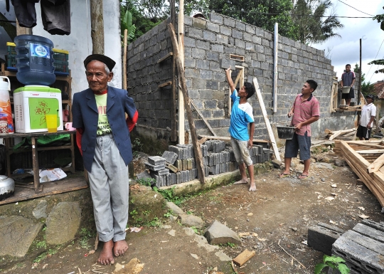 Gotong-royong warga membangun rumah kakek miskin