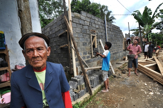 Gotong-royong warga membangun rumah kakek miskin