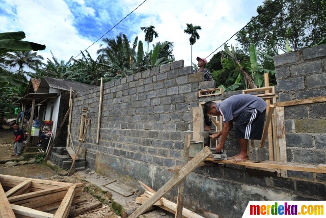 Foto Gotong royong warga membangun rumah kakek miskin 