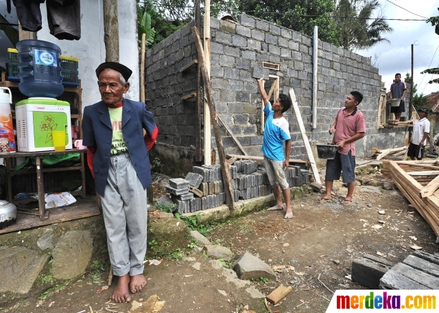 Foto Gotong royong warga membangun rumah kakek miskin 