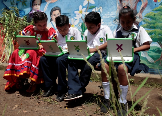 Canggihnya siswa SD di Nikaragua belajar menggunakan Laptop XO