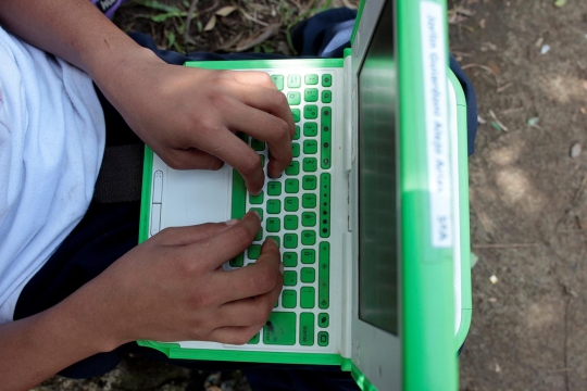 Canggihnya siswa SD di Nikaragua belajar menggunakan Laptop XO