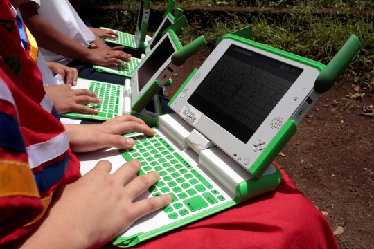 Canggihnya siswa SD di Nikaragua belajar menggunakan Laptop XO