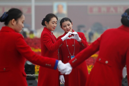 Deretan wanita cantik penyambut tamu Kongres Nasional Partai Komunis China