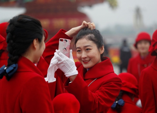 Deretan wanita cantik penyambut tamu Kongres Nasional Partai Komunis China