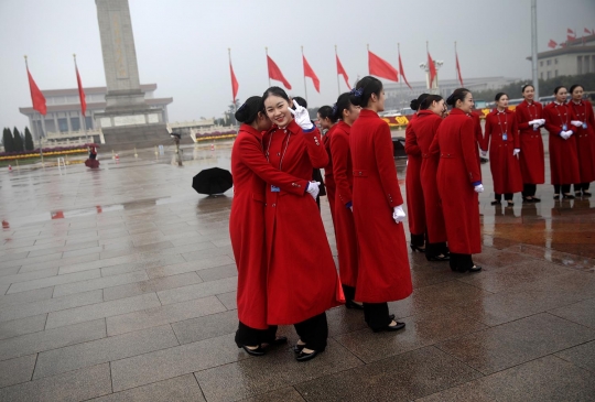 Deretan wanita cantik penyambut tamu Kongres Nasional Partai Komunis China