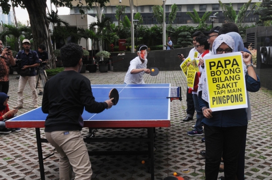 Aksi teatrikal pertandingan tenis meja KPK vs Setnov