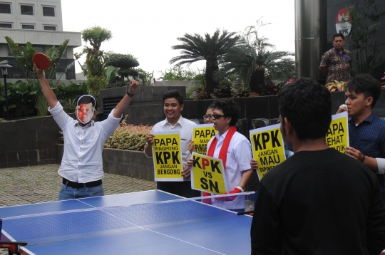 Aksi teatrikal pertandingan tenis meja KPK vs Setnov