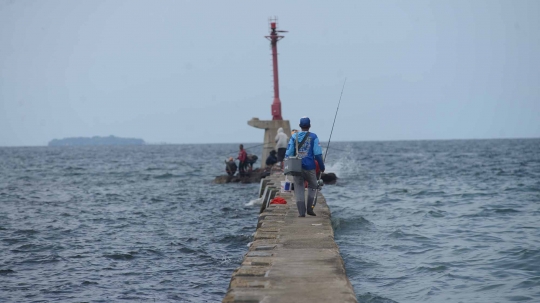 Menyalurkan hobi memancing di tanggul laut Muara Baru