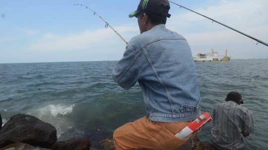 Menyalurkan hobi memancing di tanggul laut Muara Baru