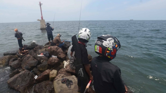 Menyalurkan hobi memancing di tanggul laut Muara Baru