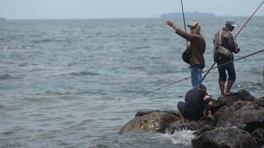 Menyalurkan hobi memancing di tanggul laut Muara Baru