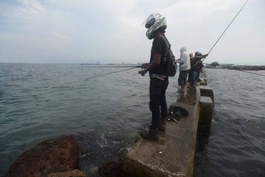 Menyalurkan hobi memancing di tanggul laut Muara Baru