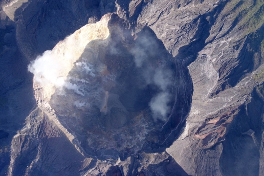 Penampakan kondisi terkini kawah Gunung Agung