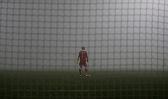 Semangat pemain FC Fastav Zlin dan F.C. Copenhagen bertanding di tengah kabut tebal