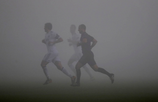 Semangat pemain FC Fastav Zlin dan F.C. Copenhagen bertanding di tengah kabut tebal