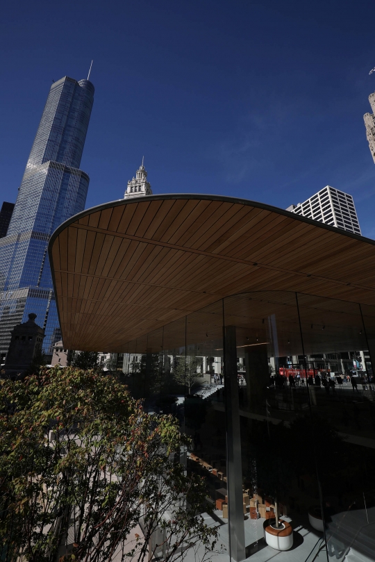 Melihat uniknya arsitektur toko terbaru Apple di Chicago