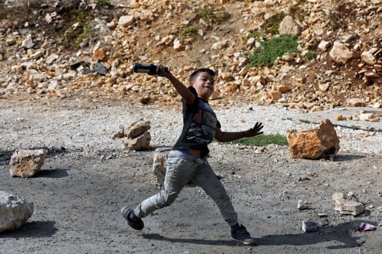 Keberanian anak Palestina bentrok lawan tentara Israel