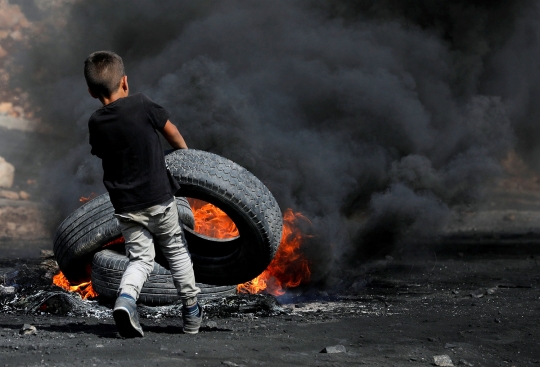 Keberanian anak Palestina bentrok lawan tentara Israel