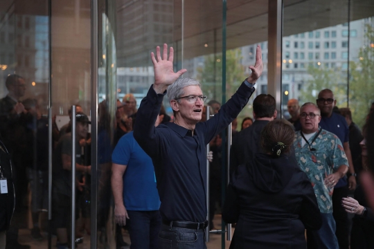 Keakraban Tim Cook sambut langsung para tamu di pembukaan Apple Store Chicago