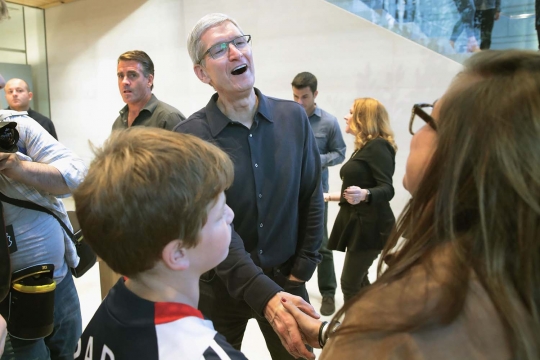 Keakraban Tim Cook sambut langsung para tamu di pembukaan Apple Store Chicago