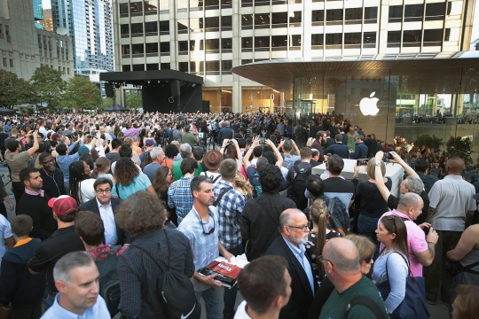 Keakraban Tim Cook sambut langsung para tamu di pembukaan Apple Store Chicago