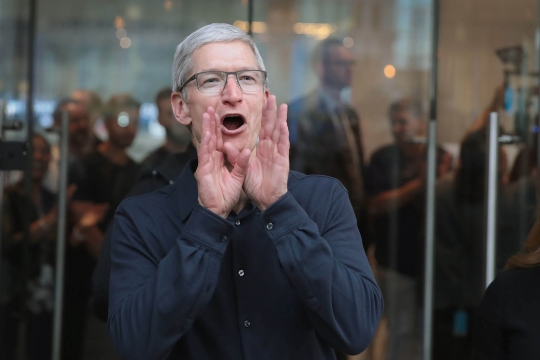 Keakraban Tim Cook sambut langsung para tamu di pembukaan Apple Store Chicago