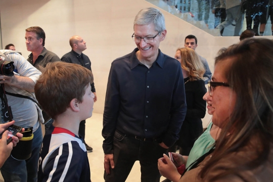 Keakraban Tim Cook sambut langsung para tamu di pembukaan Apple Store Chicago