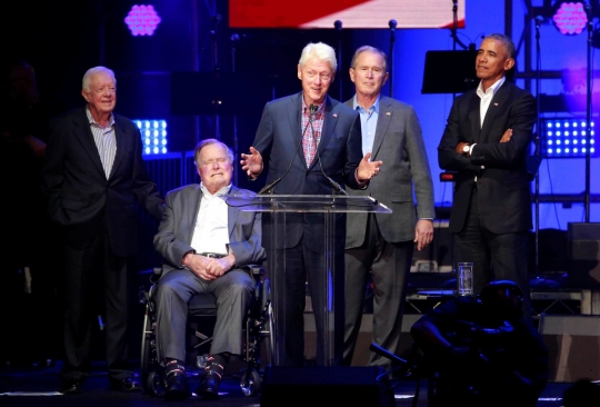 Hadir di konser amal, begini gaya kompak 5 mantan Presiden AS saat bertemu