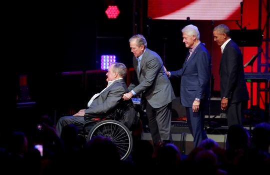 Hadir di konser amal, begini gaya kompak 5 mantan Presiden AS saat bertemu