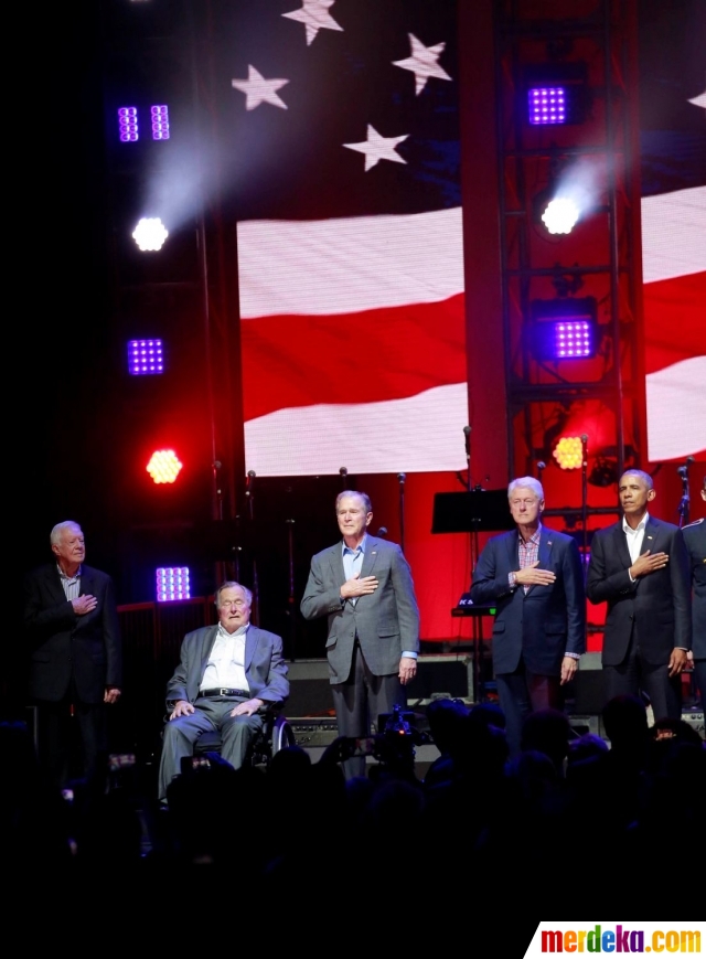 Lima mantan presiden AS, Jimmy Carter, George H.W. Bush, Bill Clinton, George W. Bush, dan Barack Obama saat menghadiri sebuah acara konser amal di Texas A & M University di College Station, Texas (21/10).