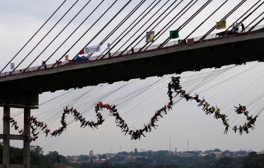 Aksi ratusan warga Brasil lompat dari jembatan