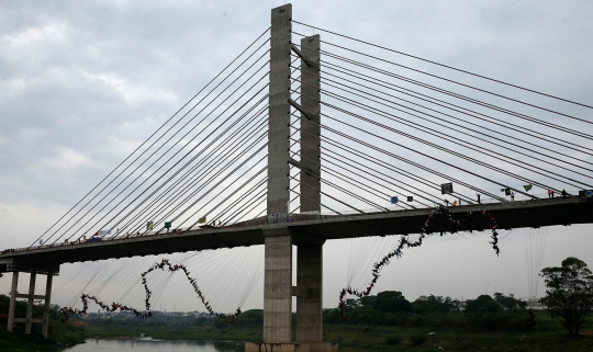 Aksi ratusan warga Brasil lompat dari jembatan
