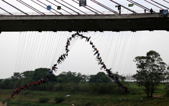 Aksi ratusan warga Brasil lompat dari jembatan