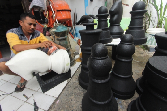 Menengok pembuatan catur raksasa di Ciputat Timur