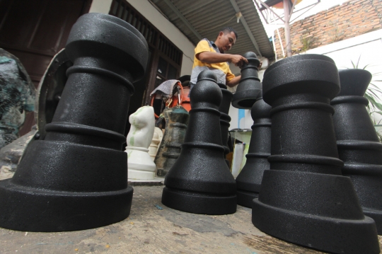 Menengok pembuatan catur raksasa di Ciputat Timur