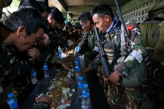 Selesai bertempur dengan ISIS, tentara Filipina pesta makan bernuansa Sunda