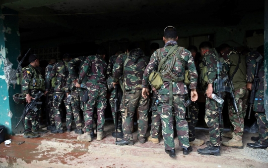 Selesai bertempur dengan ISIS, tentara Filipina pesta makan bernuansa Sunda