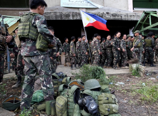 Selesai bertempur dengan ISIS, tentara Filipina pesta makan bernuansa Sunda